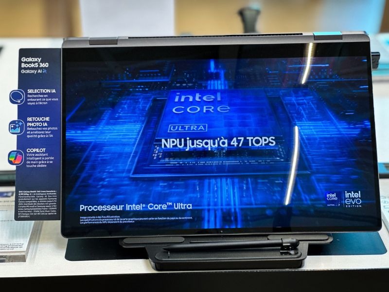 Le nouveau Galaxy Book 5 360, présenté au magasin Boulanger Avignon Le Pontet avec les produits samsung et téléphonie. Un mélange entre une tablette et un ordinateur portable, idéal pour le transport et le travail à distance. Ce concentré de technologie intègre le processeur intel core ultra 7, spécialement fait pour l'intelligence artificielle.