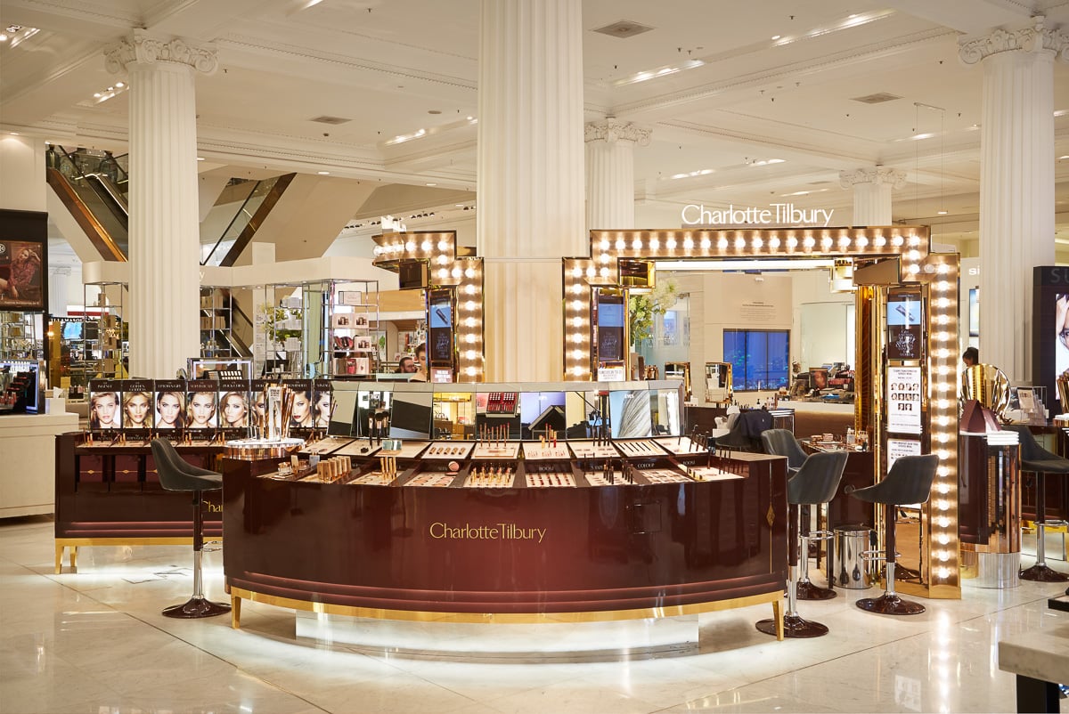 Mostrador de maquillaje de Charlotte Tilbury