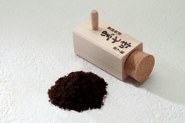 天然木を使用した「黒七味 四角」