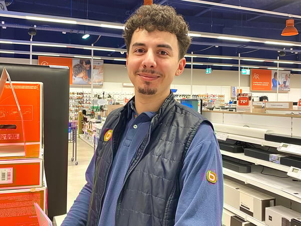 Dylan fait parti de la Team Boulanger Bourg-en-Bresse depuis novembre 2023, Dylan évolue au cœur des produits pour assurer le service client et une bonne gestion des stocks, de la réception des produits en réserve à la remise du produit au client. Ses rayons doivent toujours être “parfaits” ! Il performe dans l'exécution des inventaires et la relation client.