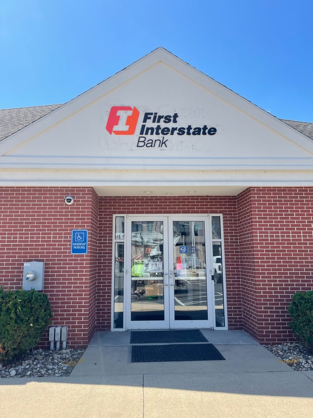 Exterior image of First Interstate Bank in Cedar Falls, IA.