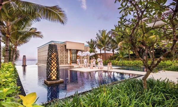 ハーモニーチャペル外観　挙式をするカップル