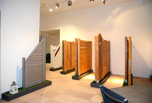 Sichtschutz aus Holz und pflegeleichtem WPC | Indoor Gartenausstellung