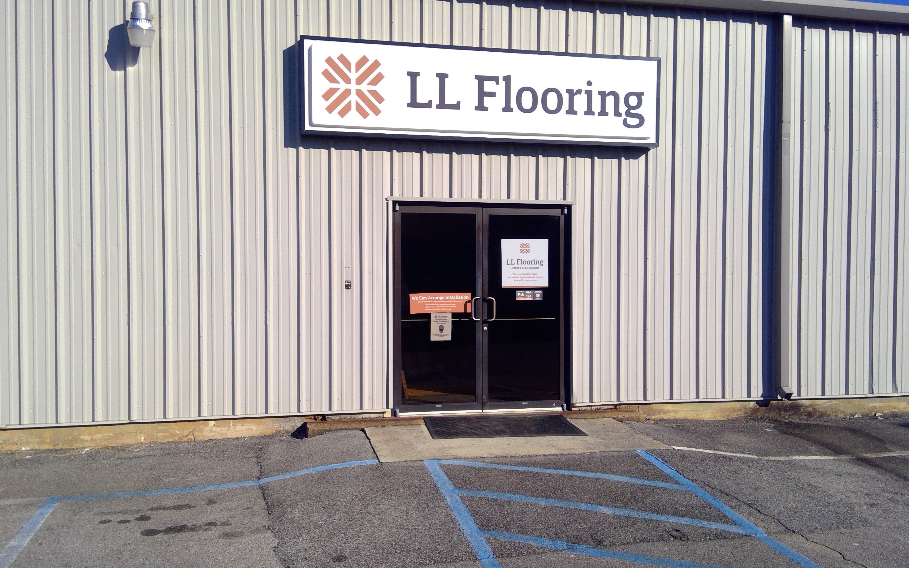 LL Flooring #1135 Huntsville | 8402 Whitesburg Drive | Storefront
