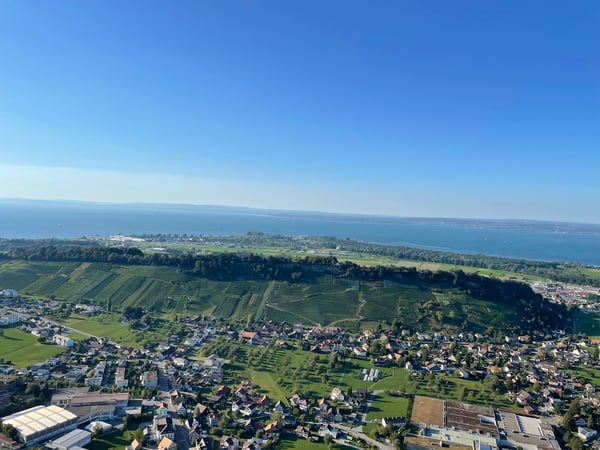 Steinig Tisch oberhalb Thal im hintergrund Bodensee