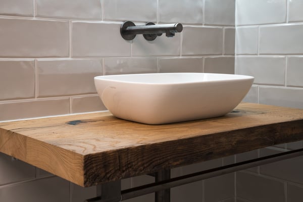 hansgrohe Armatur mit Altholzabdeckung, Markus Lang Sanitärtechnik