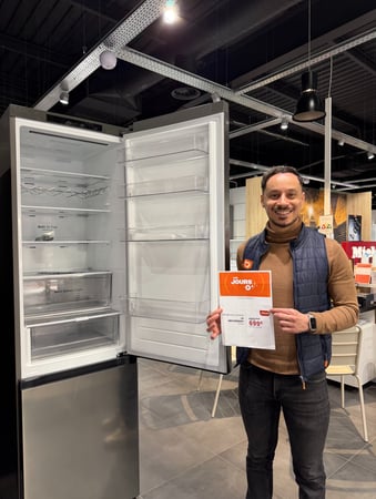 Collaborateur se tenant à côté d'un réfrigérateur