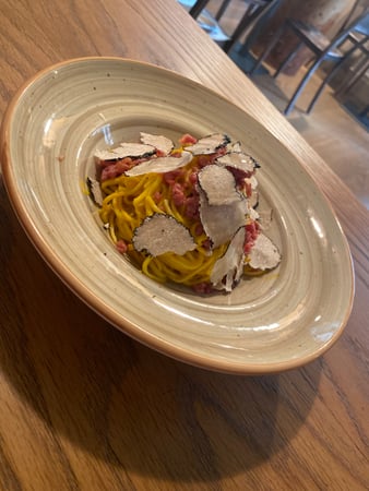 Tagliolini al tartufo con tartare di gambero e zeste di lime