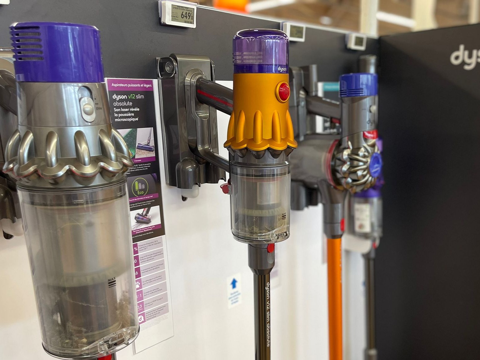 Aspirateurs balais Dyson du magasin Boulanger Creil-Saint Maximin.