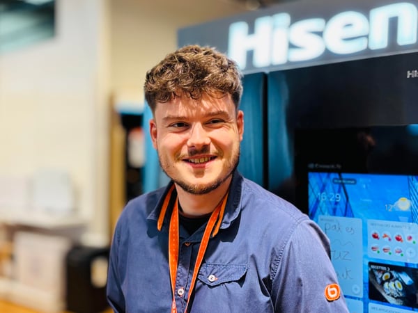 Charly devant le frigo Hisense smart screen