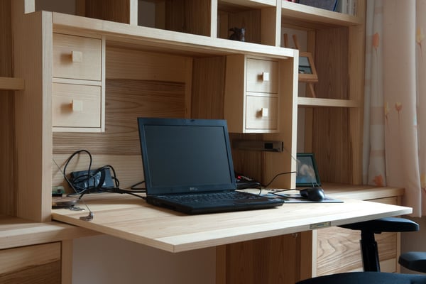 Büroarbeitsplatz in Esche