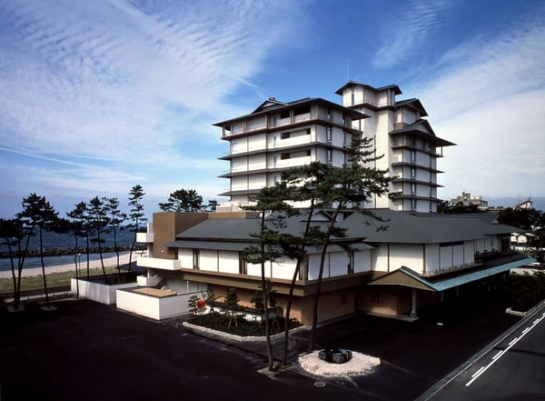 日本海に臨む温泉宿で、タグ付き松葉がにを贅沢に【鳥取県　華水亭】 | JTBリモートコンシェルジュ トラベルコンサルタントのおすすめ旅