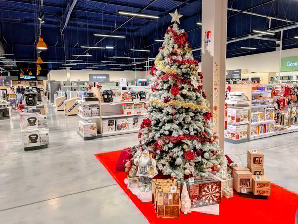 Le sapin de noël à l'entrée de notre magasin Boulanger Persan Chambly !