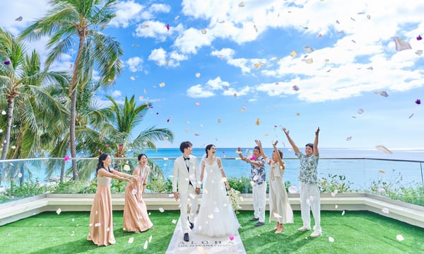 アロハテラスでゲストに祝福される新郎新婦