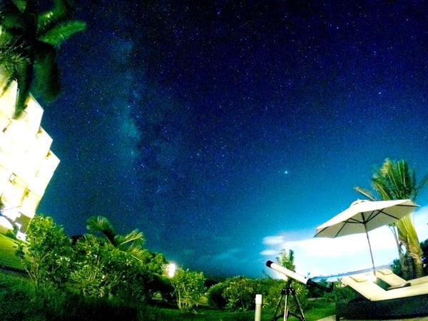 まるで降って来るように満天の星が広がるロマンティックな夜空