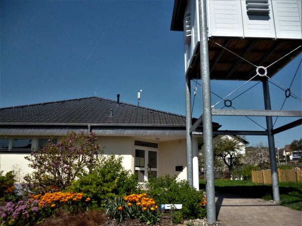 Moderner Funktionsbau aus dem Jahr 2000, der Gottesdienstraum ist diagonal im quadratischen Grundriss ausgerichtet. Ca. 50 Sitzplätze, barrierefrei und behindertengerecht.