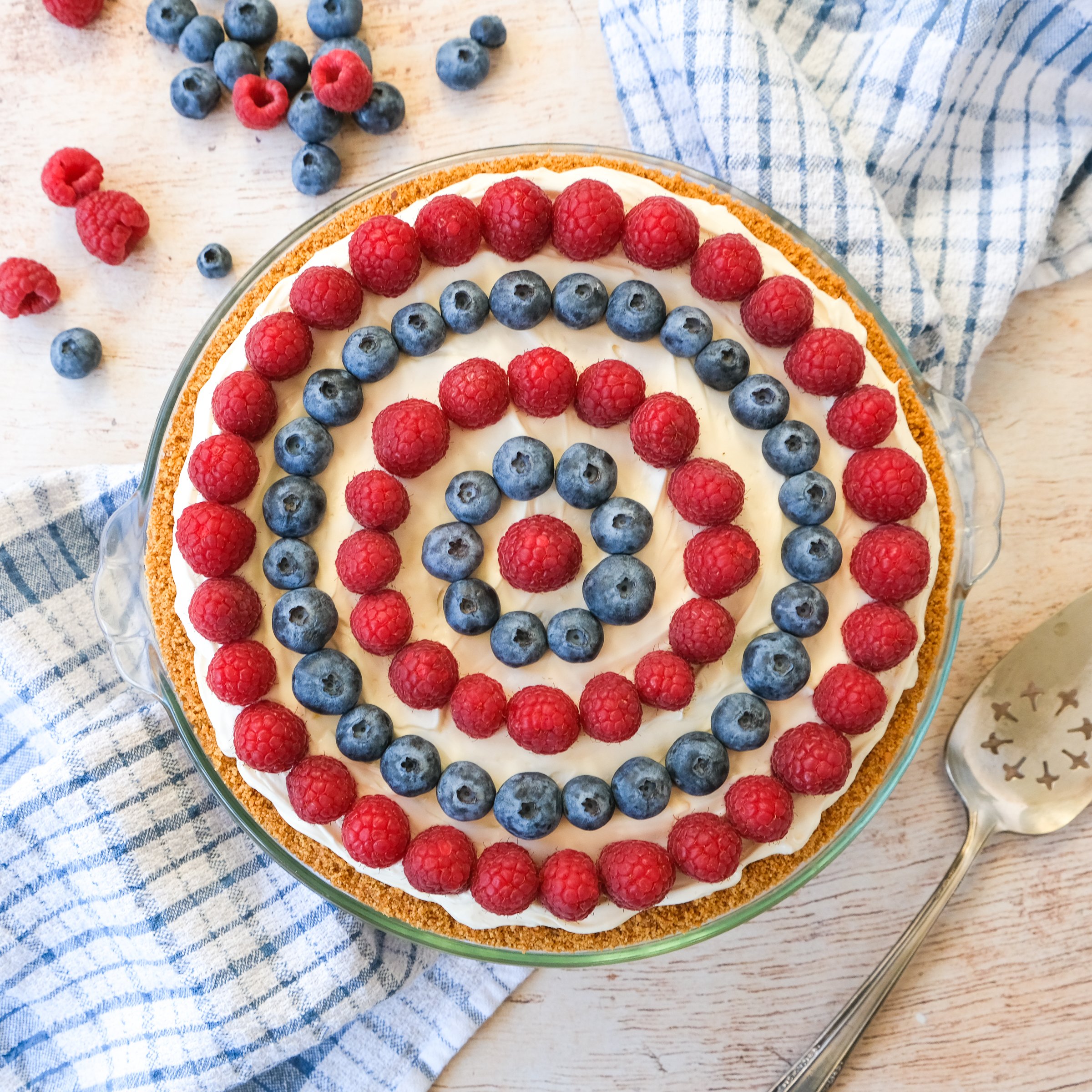 no bake cheesecake with fresh berries and graham cracker crust