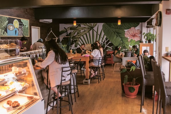 壁にモンステラの絵が描かれた南国風の店内