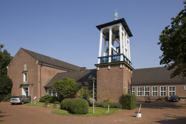 Modernes Kirchengebäude mit großen Glockenturm.
