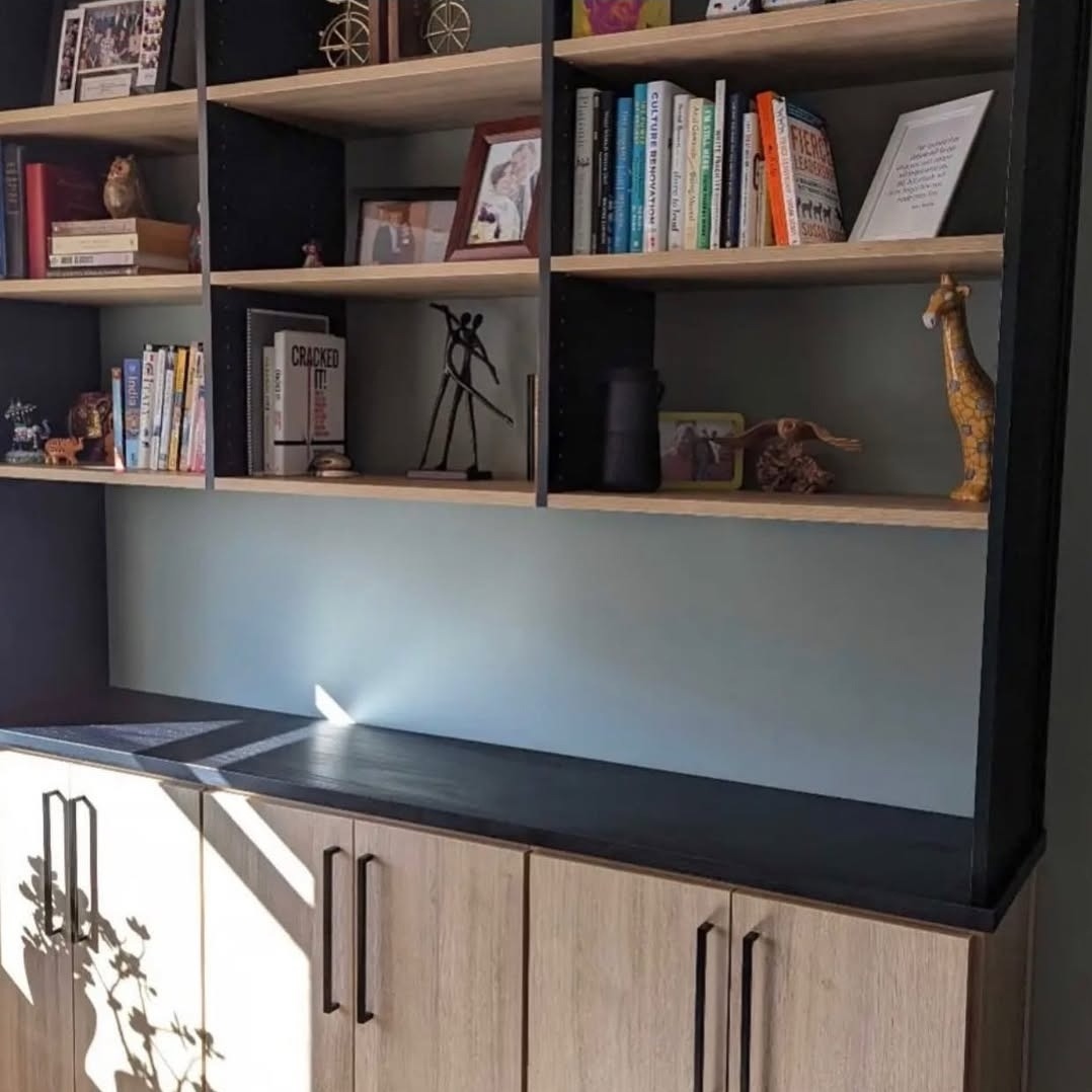 Richmond - Custom closets - Book shelves and cabinets with counter space