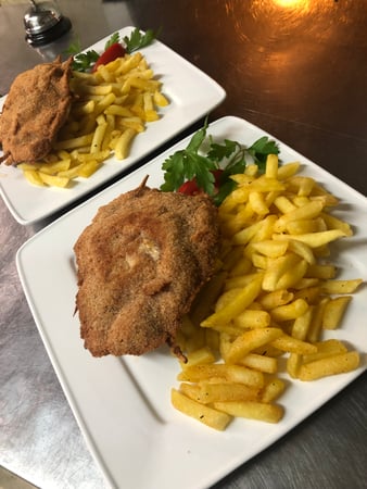 Kalbs Cordon bleu mit Pommes Frites