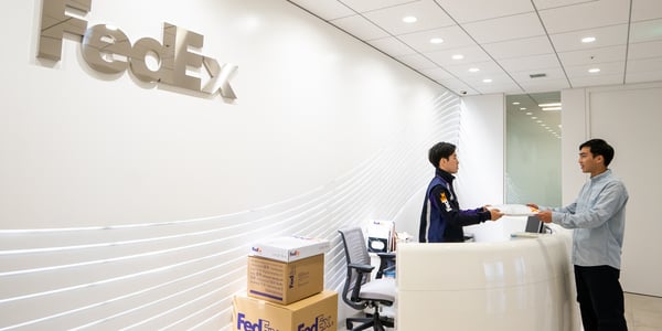 FedExの場所にいる顧客とFedExの従業員