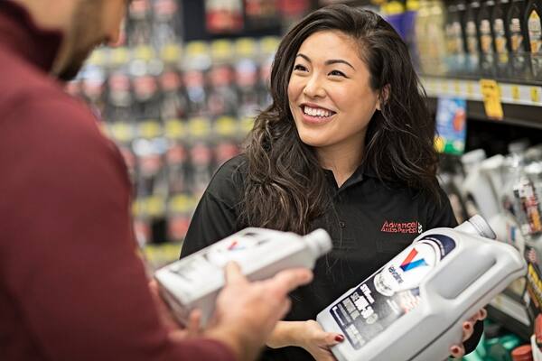 advance auto parts employee helping a customer choose to right motor oil