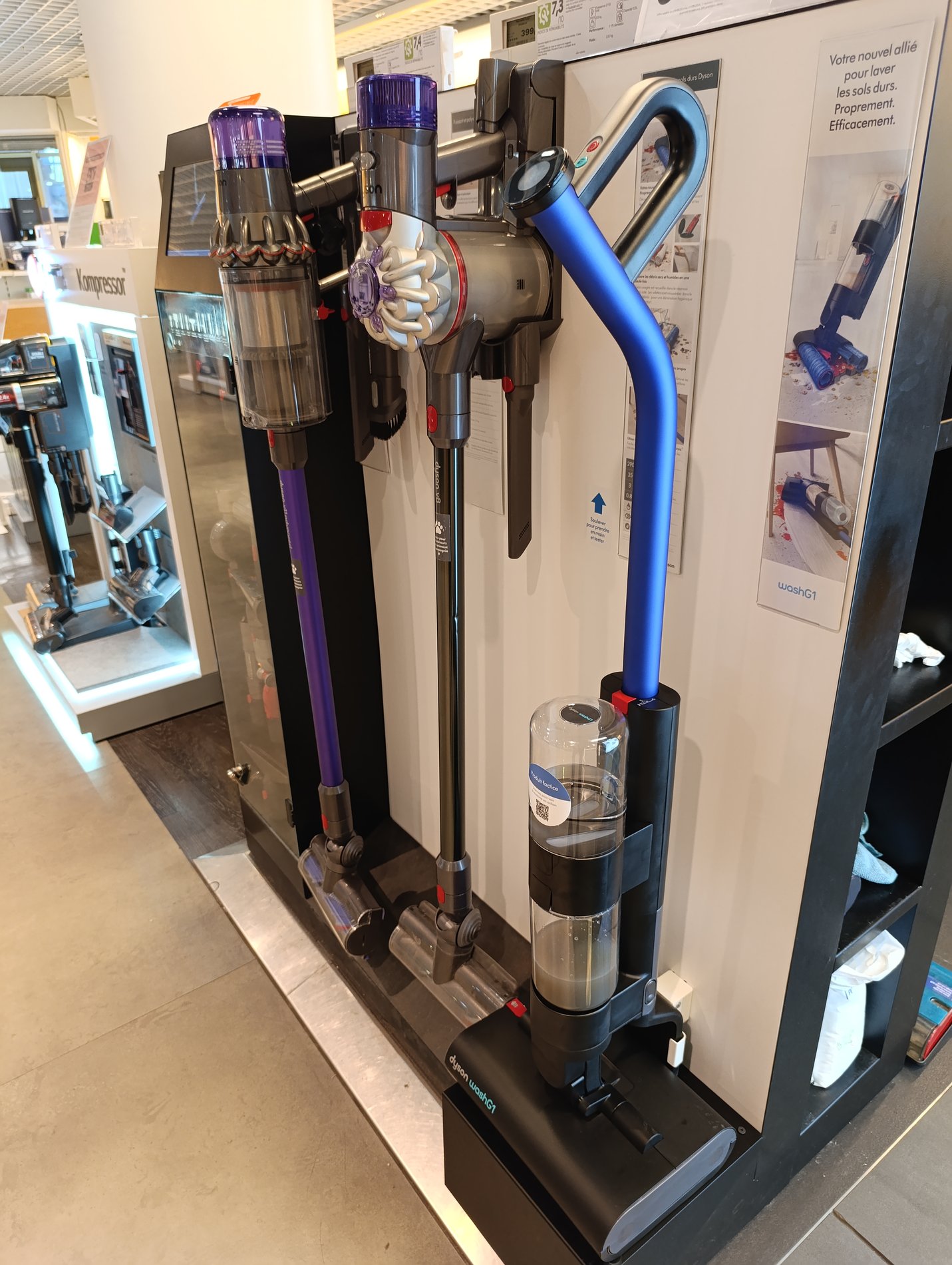 Corner Aspirateurs DYSON au magasin Boulanger Lyon - Les Cordeliers