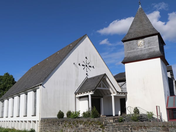 Nachdem die alte Kapelle in Hof am 11.09.1819 wegen Baufälligkeit abgerissen wurde und die Glocken lange Zeit an einem starken Baum aufgehängt waren, wurde 1830 zunächst ein Glockenturm gebaut, um die Glocken zu schützen.
Im Jahr 1958 wurde dann das Kirchenschiff angebaut und am ersten Advent 1959, genau 140 Jahre nach dem Abbruch der alten Kapelle, eingeweiht. Sehenswert ist der großzügige Kirchenraum mit seinen bunten Glasfenstern.