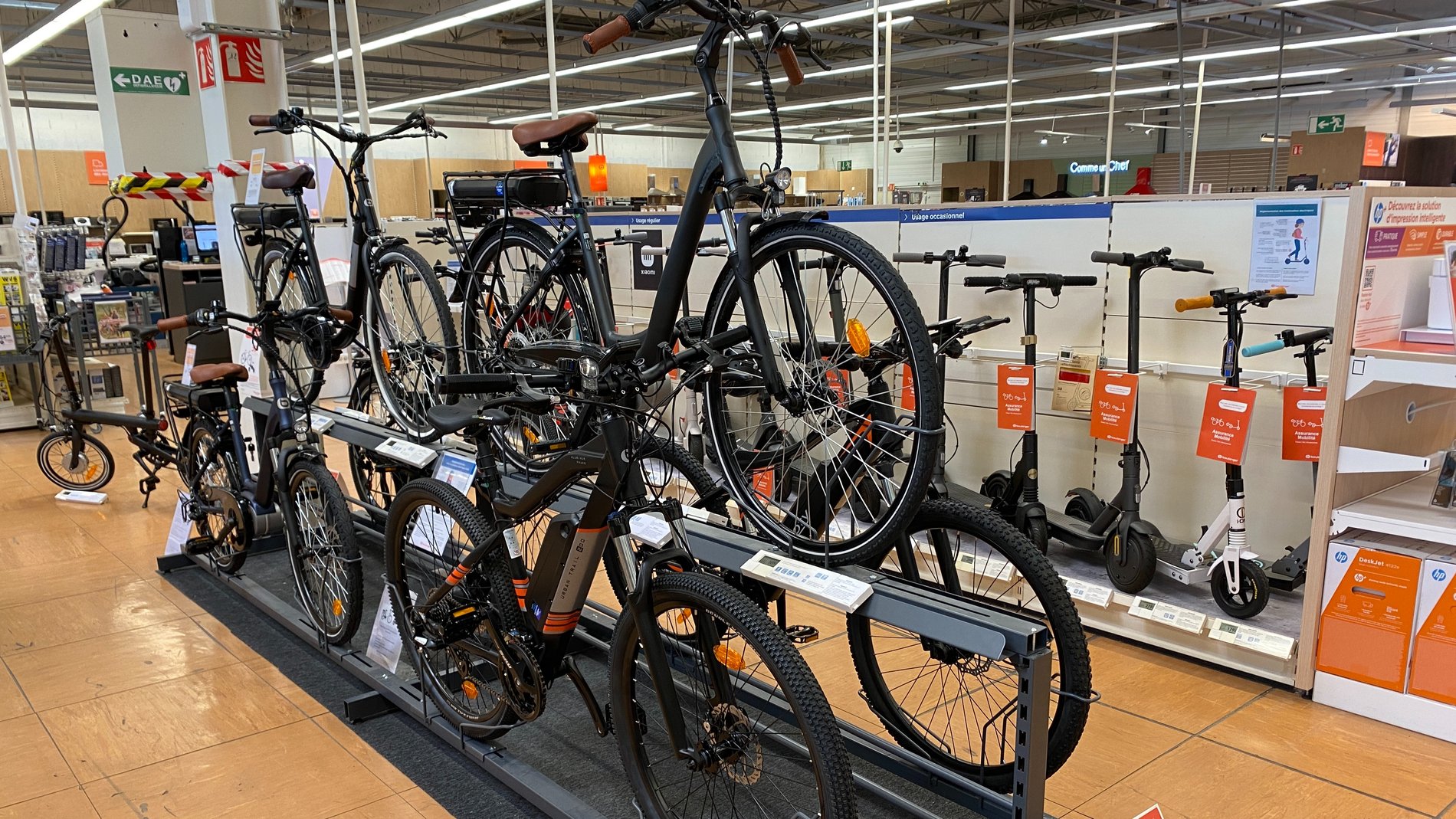 le rayon des vélo à assistance électrique du magasin  Boulanger Poitiers - Chasseneuil Du Poitou