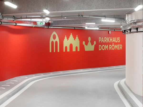 signaletik parkhaus dom römer frankfurt
