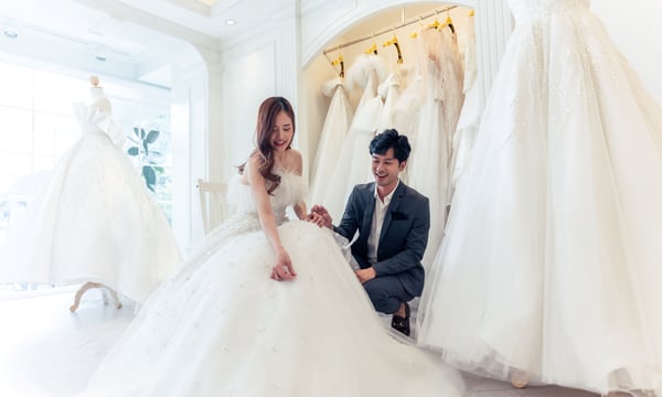 結婚式の衣装を試着するカップル