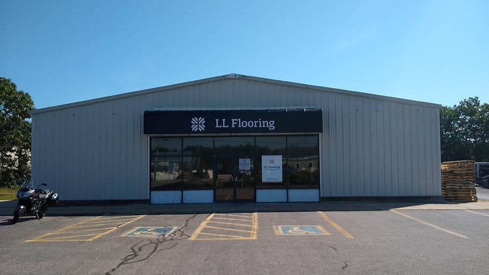 LL Flooring #1124 North Hampton | 5 Lafayette Road | Storefront