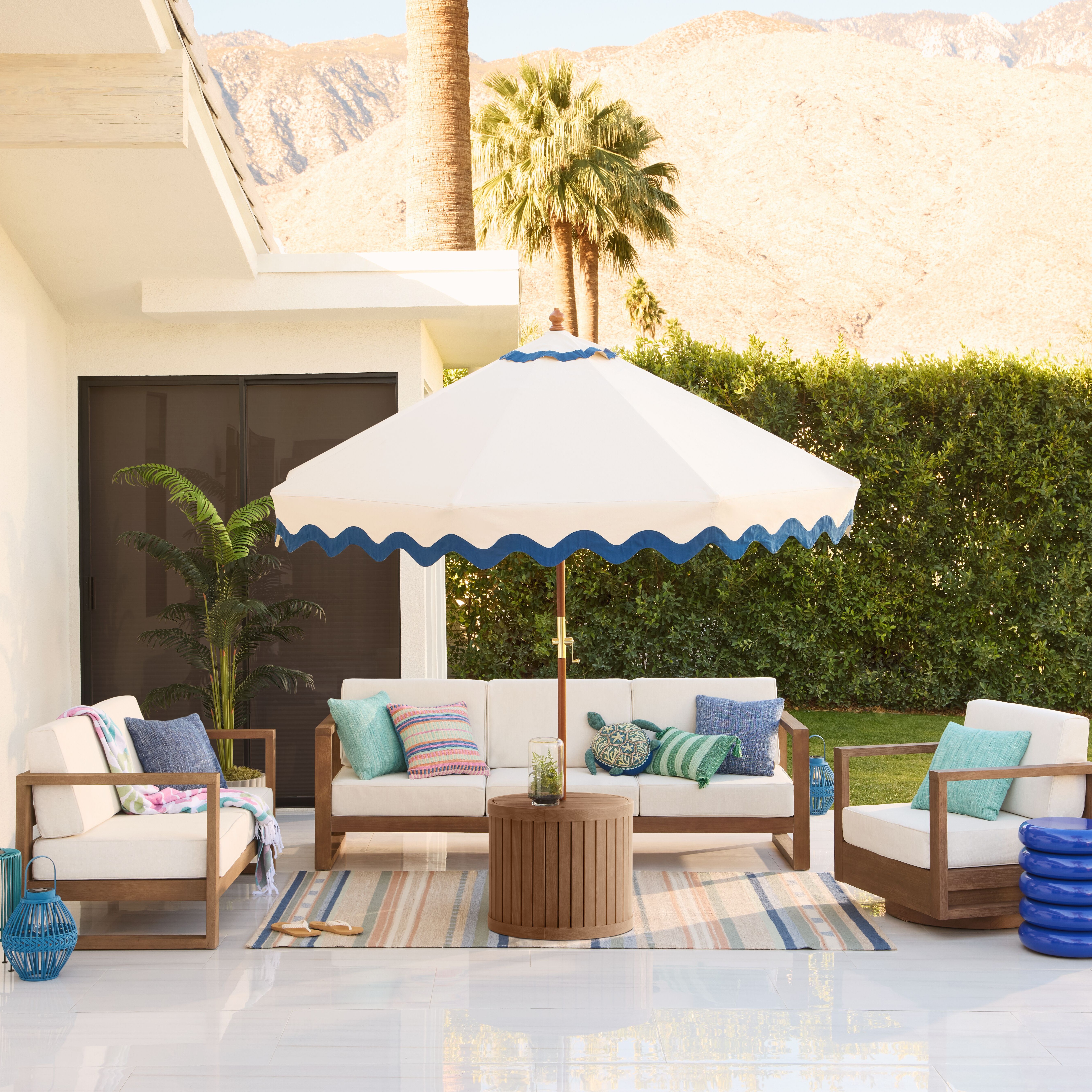 Outdoor Furniture & D&eacute;cor