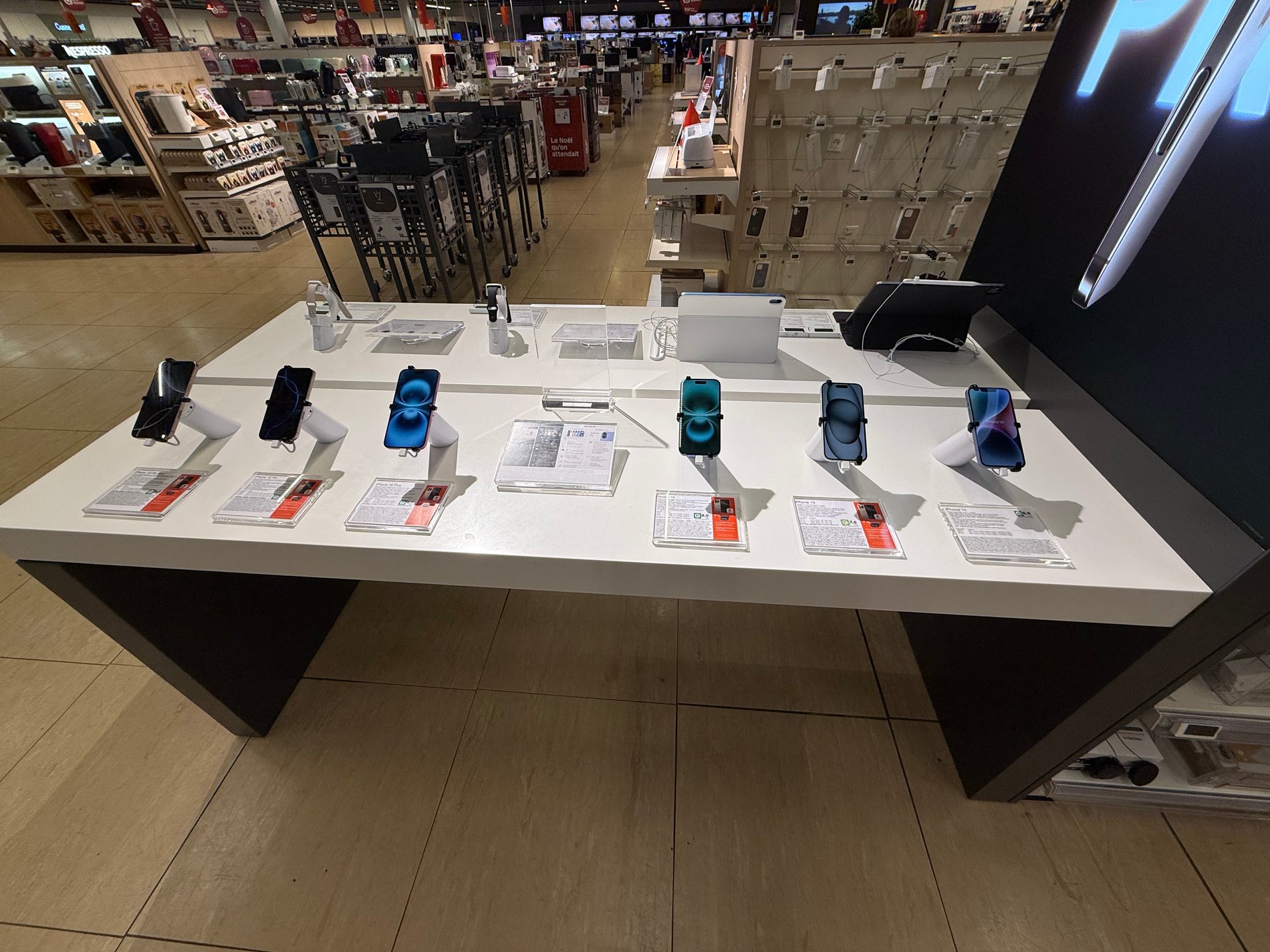 Sur cette table Apple, vous retrouverez des iPhones 16 Pro Max, 16 Pro 16 Plus 16 mais également des iPhones 15 et 14.