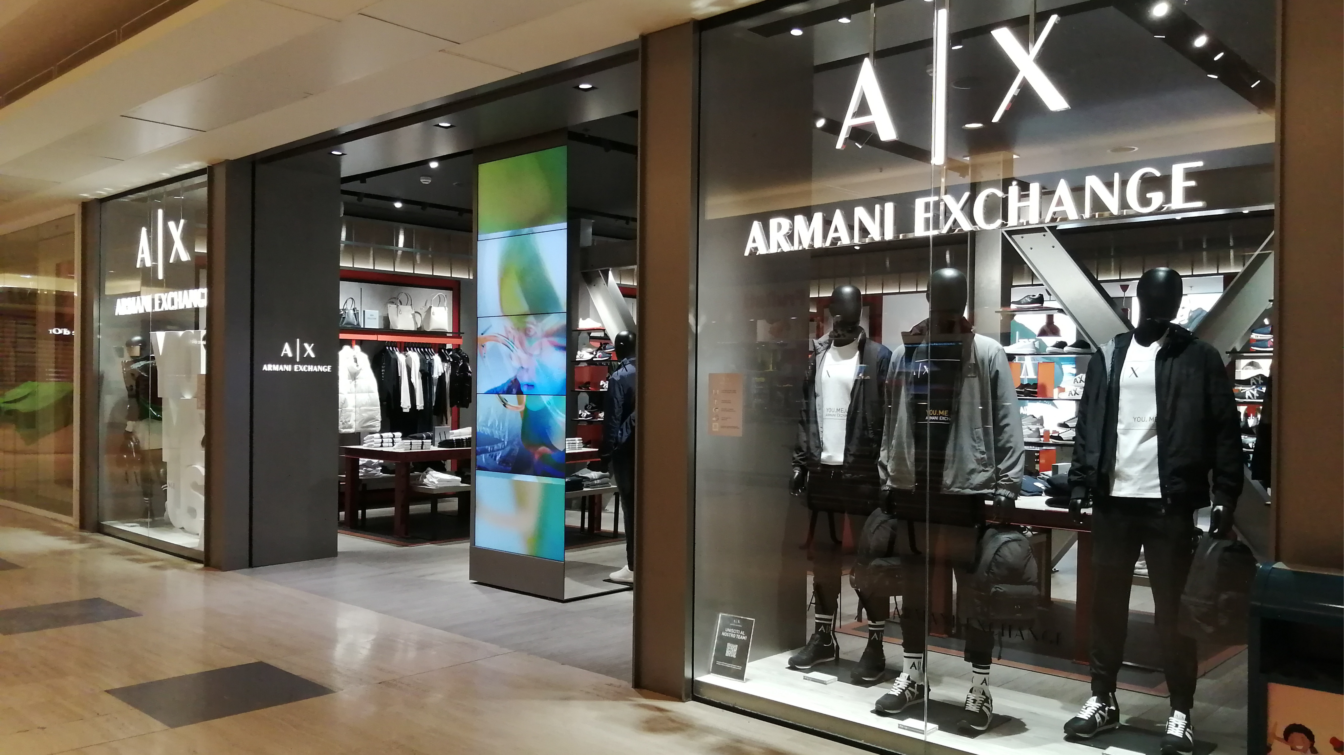 Армани эксчендж. AX Armani Exchange. Армани вывеска. Аутлет Армани в Италии.