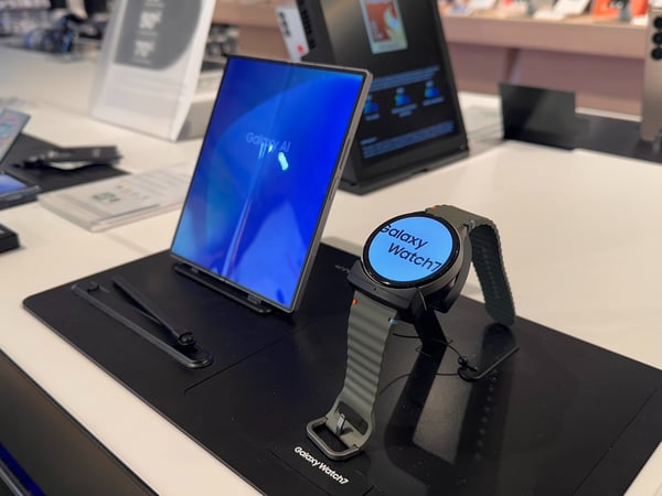 Samsung galaxy z fold, samsung galaxy flip, ecran large smartphone, samsung, galaxy note, Samsung tablette, montre galaxy , samsung galaxy watch, barcelet silicone, montre de sport, samsung montre connectée, samsung accessoires