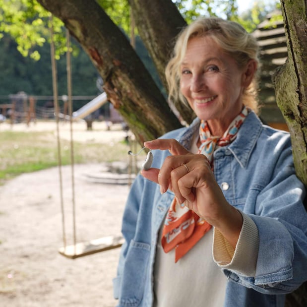 Oma am Spielplatz hört ihre Enkelin bevor sie sie sieht