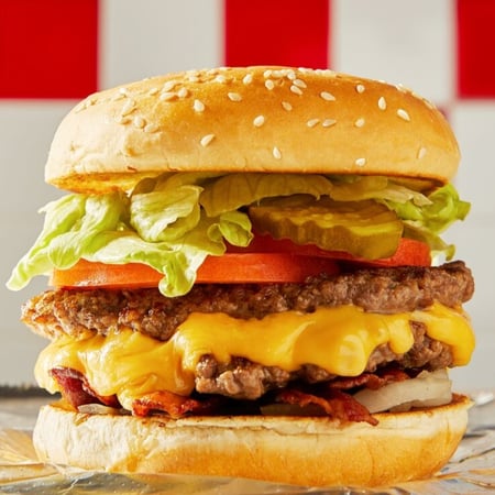 Une image en gros plan d'un cheeseburger de chez Five Guys.