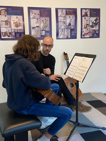 Antony Corbière, professeur de guitare et ukulélé à l'école de Musique ArtsCademia de Lutry, en action