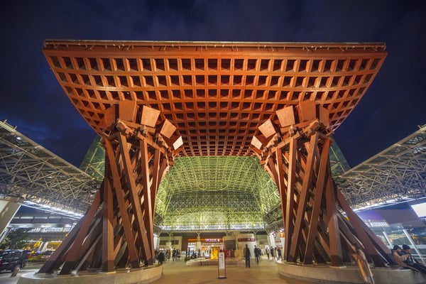 金沢駅　夜の鼓門