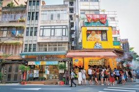 おいしい匂いを漂わせる小吃の店も多い、賑やかなエリア