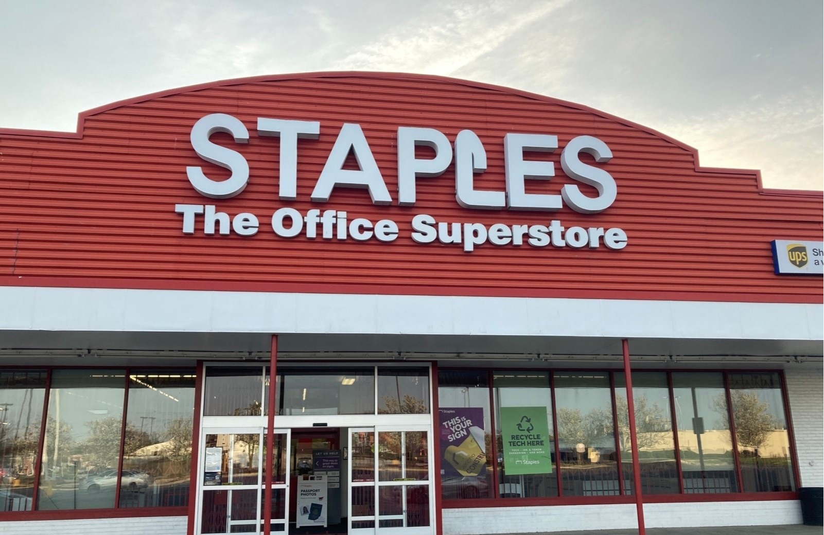 ®  Staples, The Office Superstore