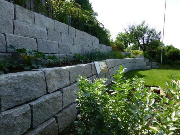Stützmauer aus Polengranit  von garbatec ag in Beringen