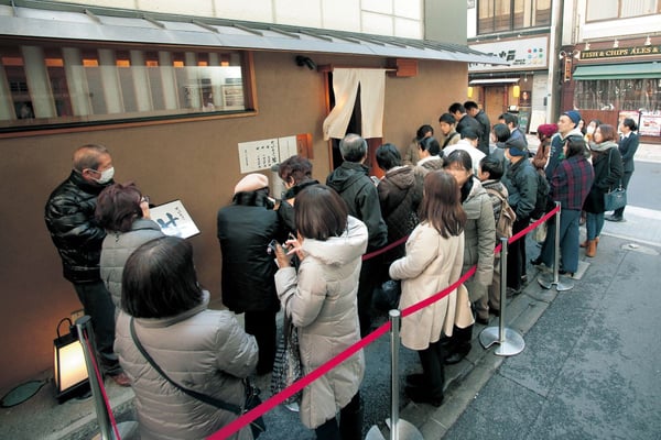 行列必至！店内はカウンター席のみで、割烹のような落ち着いた空間です