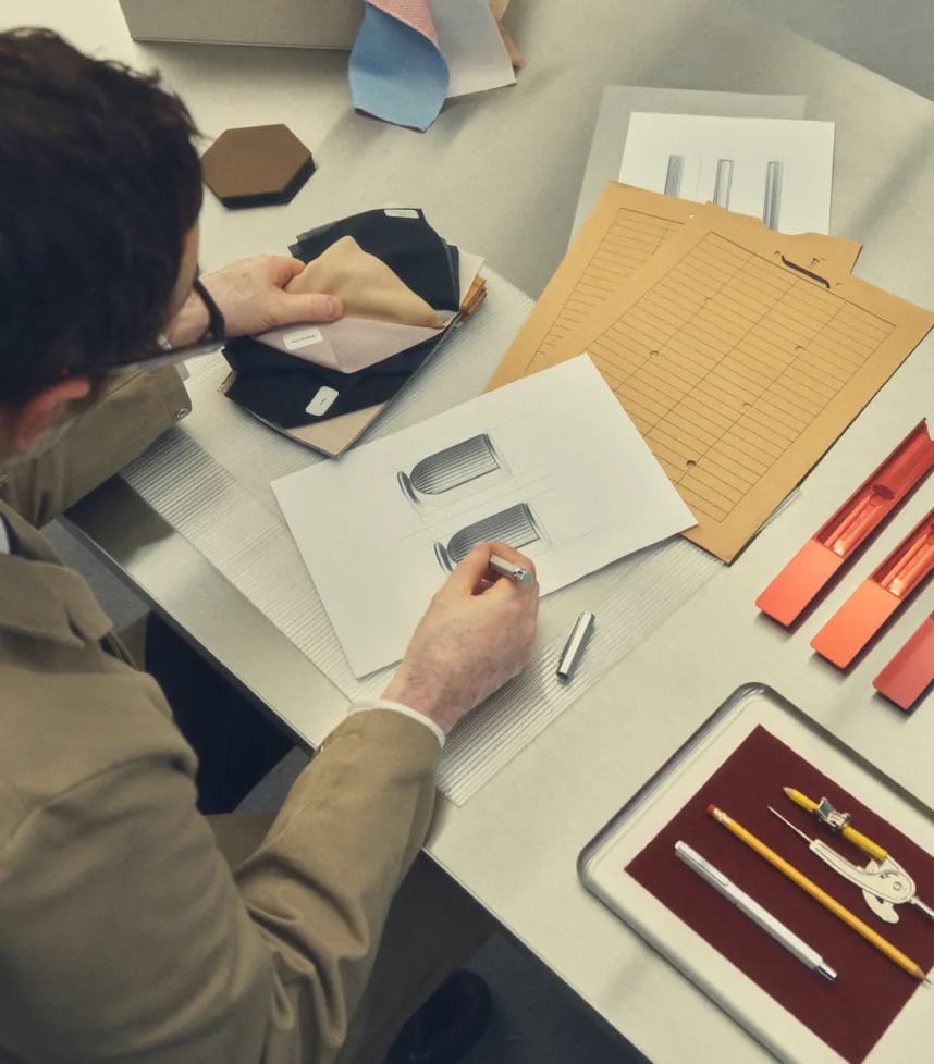 A man configurating Beolab 8 with different material options