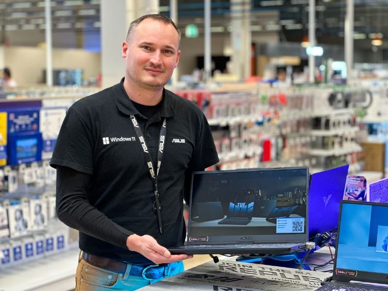 Loïc votre expert Asus est présent au magasin Boulanger Avignon Le Pontet, pour vous  renseigner sur les produits de la marque notamment les ordinateurs portables qui sont sa spécialité.