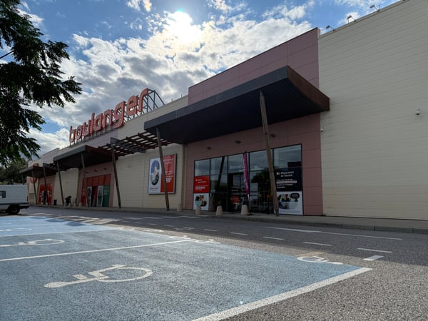 Magasin Boulanger Rivesaltes façade devanture de magasin.