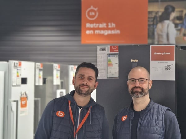 2 vendeurs du magasin dans le rayon électroménager
