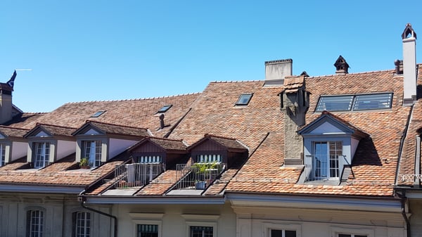 Biberschwanzdach Sanierung inkl. Unterdach, Wärmedämmung sowie Stebler und Veluxdachfenster. Altstadt Bern.